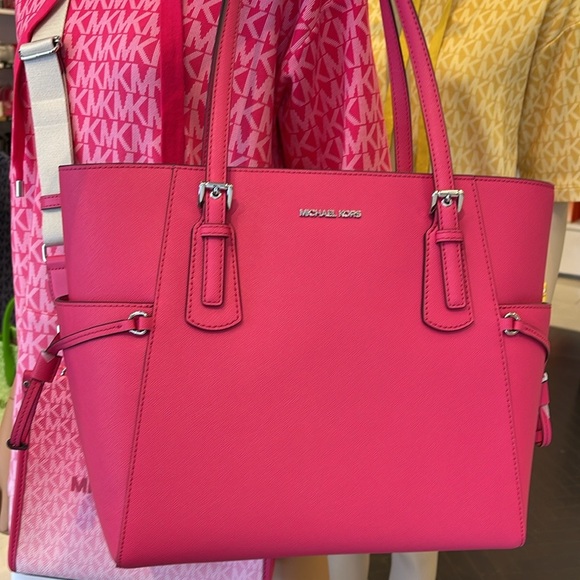 Michael Kors Voyager Large Saffiano Leather Tote Bag
Dragonfruit 
NWT - Picture 16 of 16